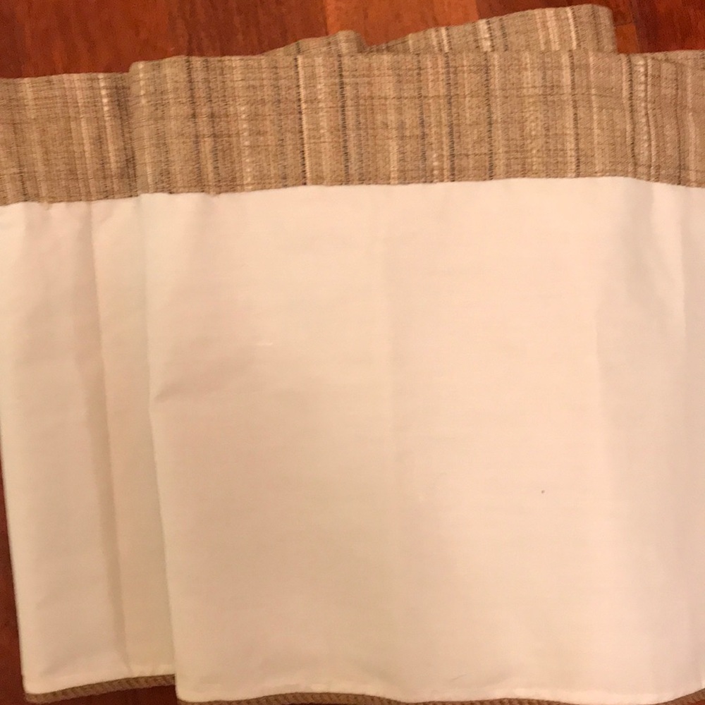 Valance - Picture 3 of 4
